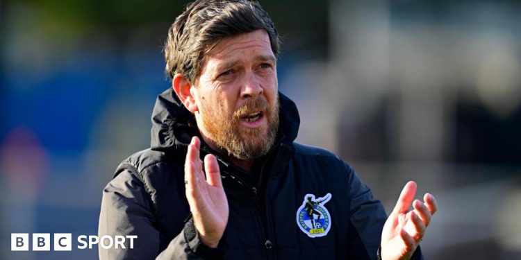 Bristol Rovers: Darrell Clarke despedido tras décima derrota consecutiva en la Liga Dos