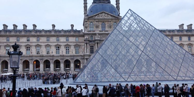 Le Louvre a puerta plana después de la salida de documentos internos