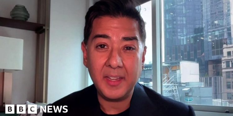 Juez estadounidense bloquea la detención de un activista británico en las redes sociales