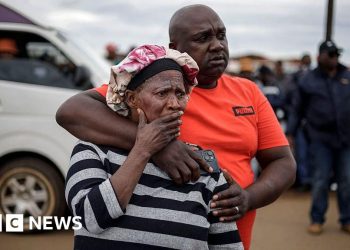 Hombres armados matan a nueve en ataque a taberna en Sudáfrica