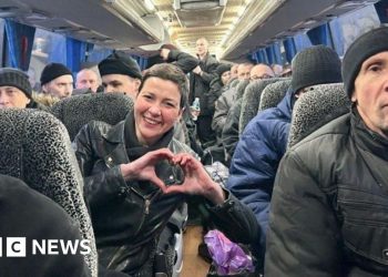 Prisioneros bielorrusos celebran su liberación tras el levantamiento de sanciones por parte de Estados Unidos