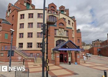 Hombre encarcelado por mensajes antisemitas al diputado de Leeds Alex Sobel