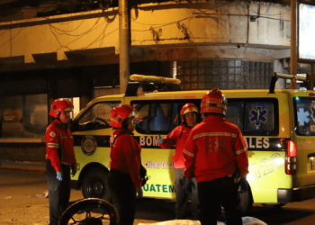 Un fallecido en colisión múltiple en la zona 10; la PMT hace cierres viales