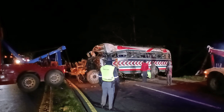 capturan a piloto de autobús y se confirma 15 muertos y 19 heridos