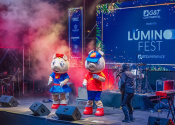 Celebre en familia la Navidad y a pesar del año lleno de luz y alegría.