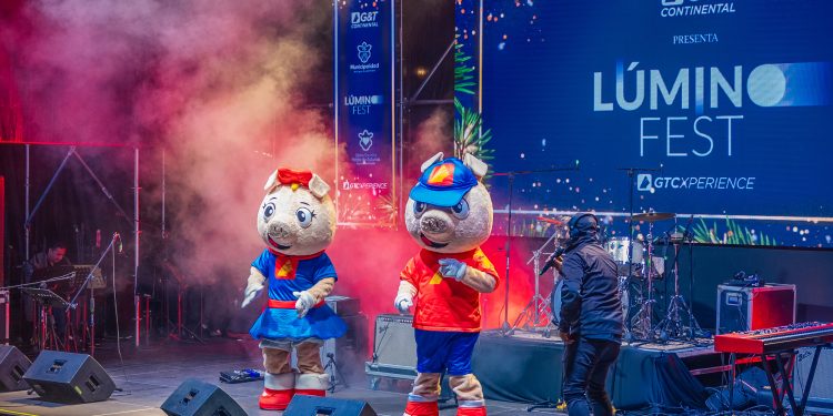 Celebre en familia la Navidad y a pesar del año lleno de luz y alegría.