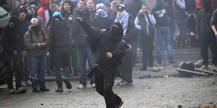 Agricultores enojados bloquean las carreteras de Bruselas con tractores por el acuerdo comercial con Mercosur | Noticias de la Unión Europea