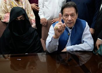 Imran Khan, ex primer ministro de Pakistán, y su esposa condenada a 17 años en un caso de corrupción | Noticias de Imran Khan