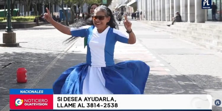 A sus 61 años, Maribel Beltrán, la abuela Titi, transforma la calle en escenario y sustento