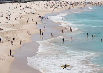 'Tiroteo' en Bondi Beach – último: se insta a los residentes de Sydney a evitar el área después de informes de múltiples disparos