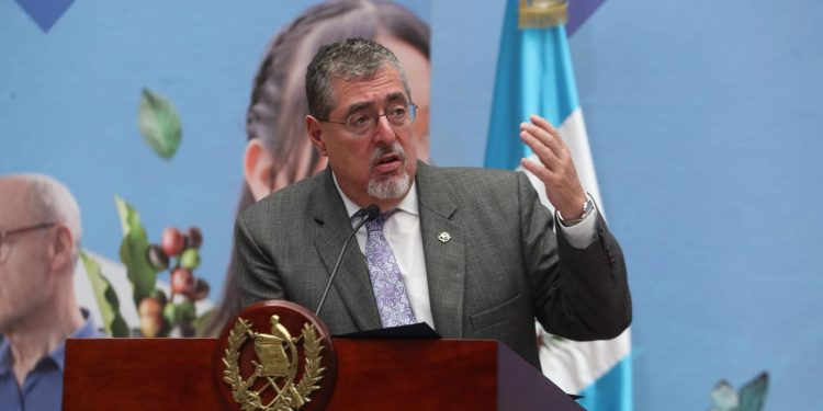 Mandatario Bernardo Arévalo decidirá cambios en su equipo tras evaluación anual