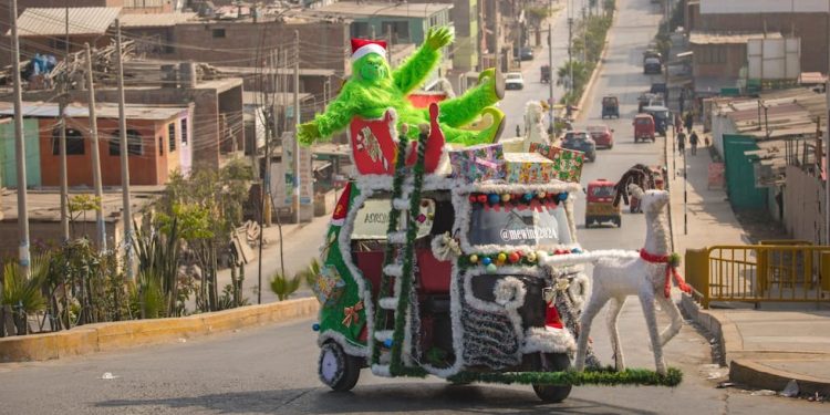 Navidad 2025 | El 'Grinch' de Villa El Salvador: la historia de un padre de familia que transformó su herramienta de trabajo en la alegría de su barrio | VEES | SOMOS