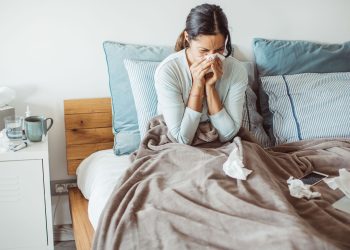 Un médico revela un elemento común en el dormitorio que actúa como un «depósito» para el virus de la gripe, además de con qué frecuencia se debe lavar la ropa de cama cuando se está enfermo