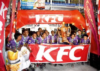 La Fundación Académica de Chase sobrevive al drama del tiroteo para retener el título de fútbol americano de KFC International School