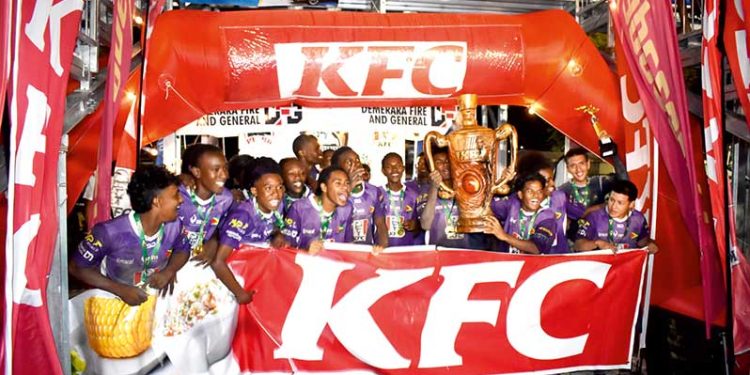 La Fundación Académica de Chase sobrevive al drama del tiroteo para retener el título de fútbol americano de KFC International School