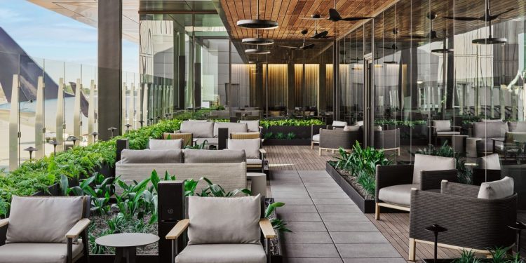 Las mejores salas VIP de los aeropuertos de EE. UU. tienen bares clandestinos, chimeneas y queserías