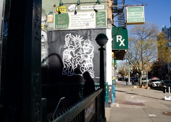 Graffiti en Nueva York muestra a ICE arrestando la Estatua de la Libertad