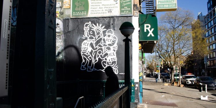 Graffiti en Nueva York muestra a ICE arrestando la Estatua de la Libertad