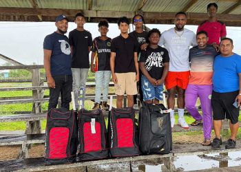 Dilon Heyliger retribuye a los jóvenes jugadores de críquet en el sur de Esequibo
