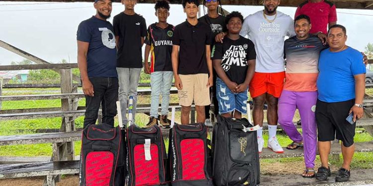 Dilon Heyliger retribuye a los jóvenes jugadores de críquet en el sur de Esequibo