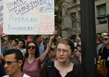 Diplomáticos estadounidenses demandan a la administración Trump por ignorar al Congreso en materia de despidos masivos