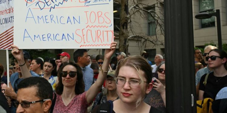 Diplomáticos estadounidenses demandan a la administración Trump por ignorar al Congreso en materia de despidos masivos