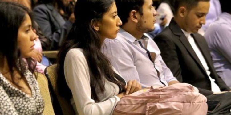 Más de 500 estudiantes de Quito recibirán apoyo económico para continuar sus estudios.