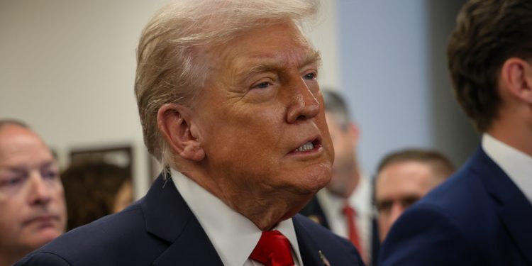 Jefa de gabinete de Trump afirma que el presidente tiene 'personalidad de alcohólico'