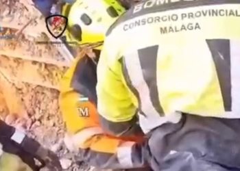 Rescatan con vida a un hombre atrapado bajo tres metros de escombros en Vélez-Málaga