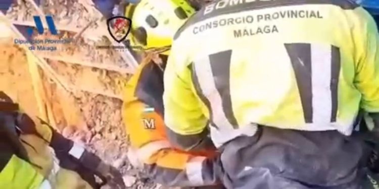 Rescatan con vida a un hombre atrapado bajo tres metros de escombros en Vélez-Málaga