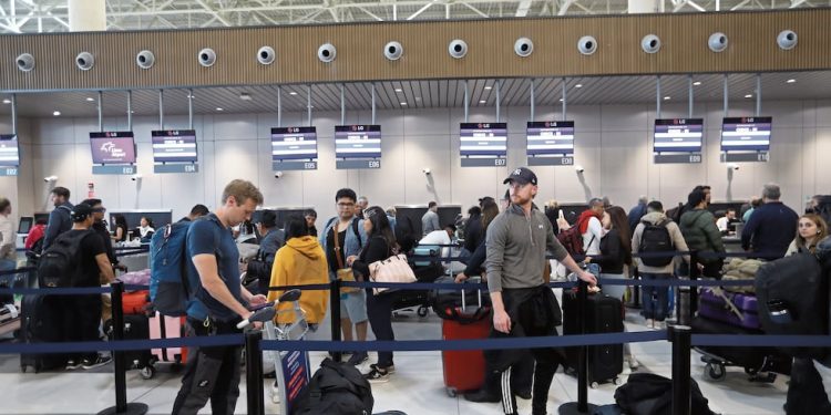 Aeropuertos en Latinoamérica: Ingresos congestionados, colas y precios frenan el transporte aéreo en la región | ECONOMÍA