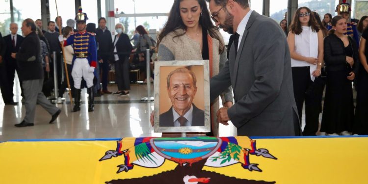 Quito desprecia a Rodrigo Borja Cevallos, concluye el velorio del expresidente