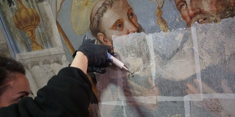La capilla del instituto más antiguo de Madrid recupera su cielo barroco.