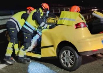 Muere una conductora que circulaba en sentido contrario al chocar en Asturias con el autobús de un equipo juvenil