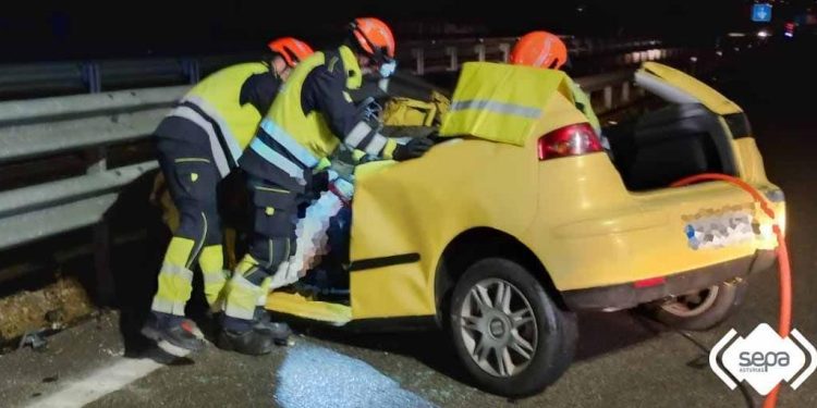 Muere una conductora que circulaba en sentido contrario al chocar en Asturias con el autobús de un equipo juvenil
