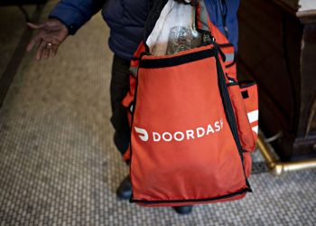 El conductor de DoorDash enfrenta cargos por delitos graves después de supuestamente rociar la comida de los clientes