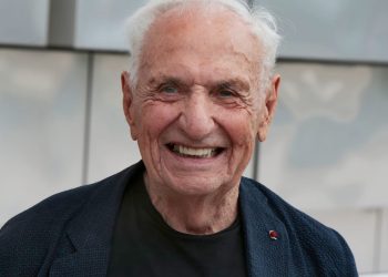 El arquitecto Frank Gehry, que convirtió edificios en esculturas, muere a los 96 años