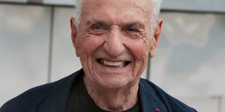 El arquitecto Frank Gehry, que convirtió edificios en esculturas, muere a los 96 años