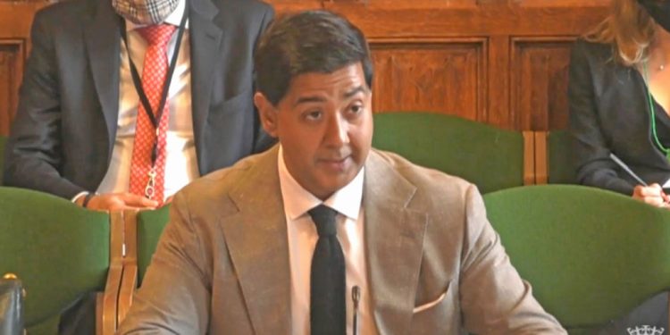 Estados Unidos no puede deportar a un investigador sobre discurso de odio por discurso protegido, según una demanda