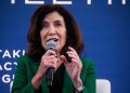 La gobernadora de Nueva York, Kathy Hochul, firma la Ley RAISE para regular la seguridad de la IA