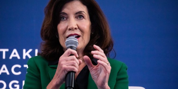 La gobernadora de Nueva York, Kathy Hochul, firma la Ley RAISE para regular la seguridad de la IA