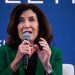 La gobernadora de Nueva York, Kathy Hochul, firma la Ley RAISE para regular la seguridad de la IA