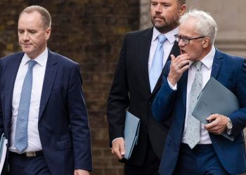 El jefe del organismo de control fiscal británico renuncia por la filtración del presupuesto – POLITICO