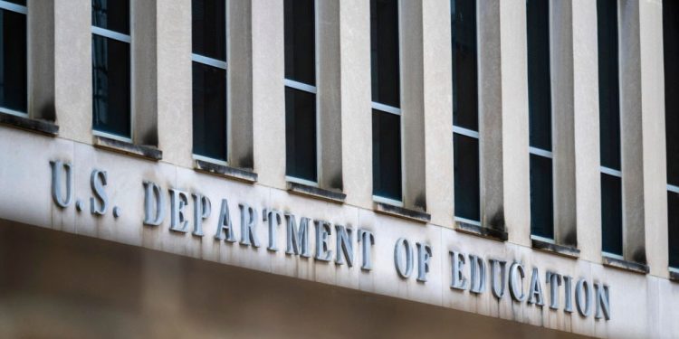 Trump toma medidas para poner fin a un importante programa de condonación de préstamos estudiantiles