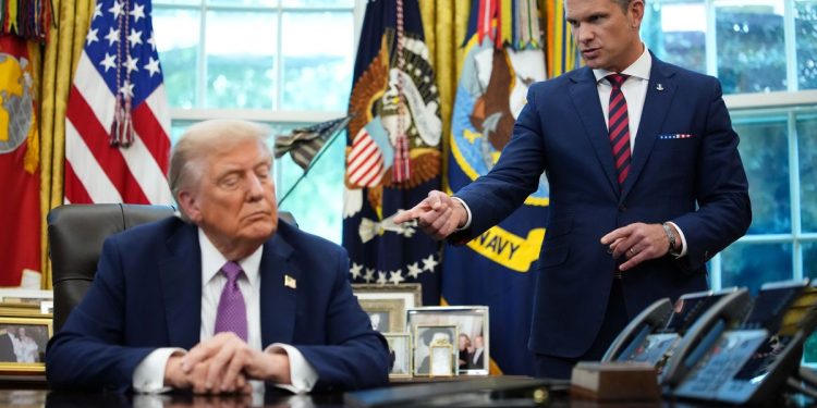 Trump defiende a Hegseth mientras el secretario enfrenta preguntas sobre el 'crimen de guerra' del ataque de un barco en Venezuela: en vivo