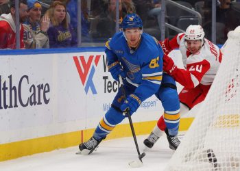 Dylan Holloway de Blues, fuera 6 semanas después de sufrir un esguince en el tobillo derecho en la práctica