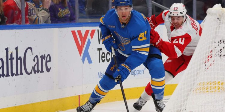 Dylan Holloway de Blues, fuera 6 semanas después de sufrir un esguince en el tobillo derecho en la práctica