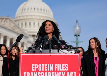 La administración Trump comienza a publicar archivos de Epstein, muy redactados e incompletos