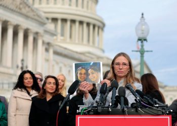 Los sobrevivientes de Epstein expresan su decepción por las grandes redacciones en el volcado de documentos, ya que aún quedan más archivos por publicar