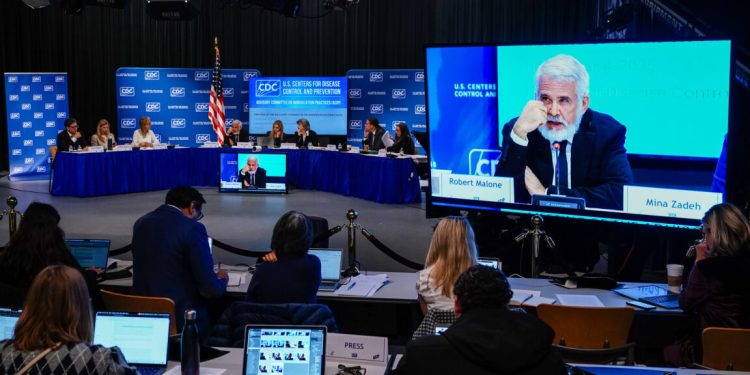 El panel de vacunas de los CDC se da cuenta nuevamente de que no tiene idea de lo que está haciendo y retrasa la gran votación